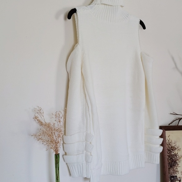 White turtleneck - Picture 7 of 8